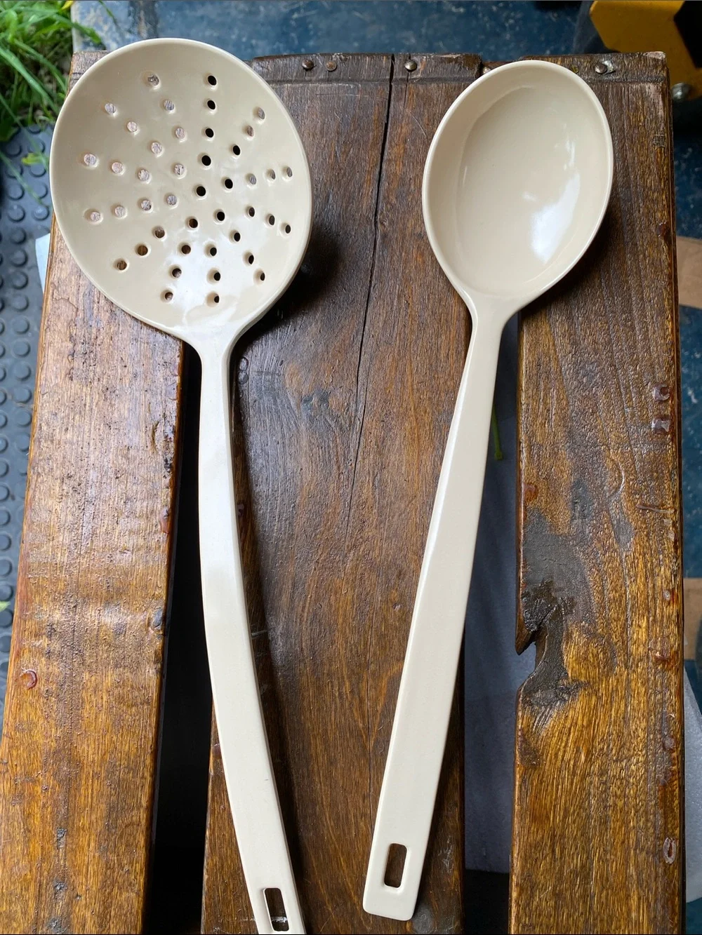 Vtg Wonder Ware MCM Melamine Cream Skimmer Spoon #1405 & Serving Spoon #1402